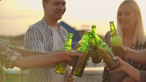 La-Compañía-De-Jóvenes-Tintinea-Vasos-Y-Bebe-Cerveza-En-La-Fiesta-Con-Amigos-En-El-Techo